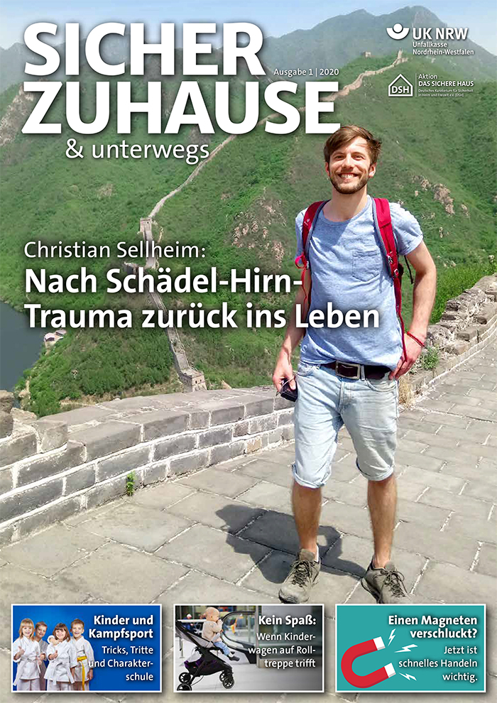 Magazin-Cover der Unfallkasse NRW mit dem Titel 'Sicher Zuhause & unterwegs - Ausgabe 1/2020'. Auf dem Cover steht ein lächelnder Mann in Freizeitkleidung auf der Chinesischen Mauer. Er hält eine Wasserflasche und trägt einen roten Rucksack. Darüber hinaus sind Artikelankündigungen wie 'Nach Schädel-Hirn-Trauma zurück ins Leben' und Themen wie Kinder und Kampfsport, Sicherheit für Rollstuhlfahrer und Hygienehinweise abgebildet.