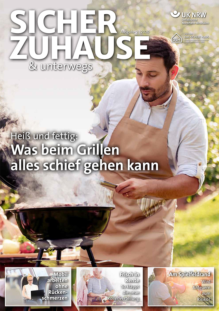 Titelblatt der Zeitschrift 'Sicher Zuhause & unterwegs' der Unfallkasse NRW, Ausgabe 2/2020. Ein Mann steht im Freien vor einem Grill und wendet Fleisch mit einer Grillzange. Der Hintergrund ist verschwommen und zeigt Bäume. Der Mann trägt eine Schürze und schaut konzentriert auf das Grillgut. Überschrift: 'Heiß und fettig: Was beim Grillen alles schief gehen kann'. Weitere Themen am unteren Rand: 'Mobil arbeiten ohne Rückenschmerzen', 'Frisch in Rente - So gelingt die neue Rollenverteilung', 'Am Spielfeldrand - Wir trainieren Eltern im Notfall'.