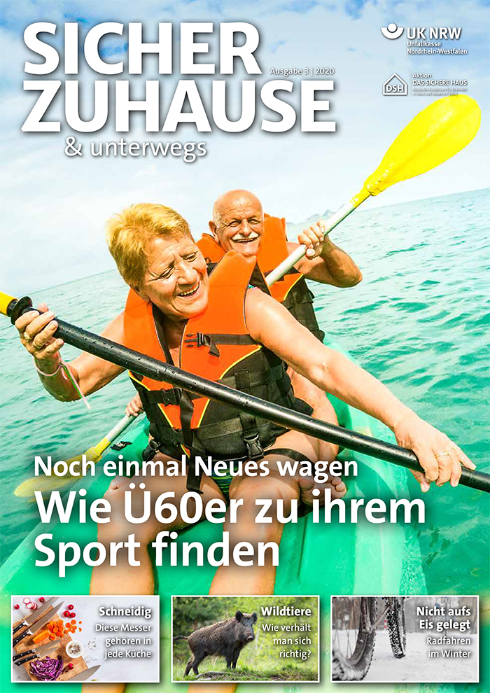 Das Titelbild der Zeitschrift 'Sicher Zuhause & unterwegs', Ausgabe 3/2020, zeigt zwei ältere Menschen in einem Doppelkajak auf ruhigem, türkisfarbenem Wasser. Beide tragen Rettungswesten, der Mann sitzt hinten und die Frau vorne. Sie lachen und wirken entspannt. In der oberen rechten Ecke befinden sich Logos der Unfallkasse NRW, des Deutschen Seniorenportals und des Magazins selbst. Der große Text lautet: 'Noch einmal Neues wagen - Wie Ü60er zu ihrem Sport finden'. Dies unterstreicht das Thema Arbeitsschutz und Prävention für ältere Menschen im Bereich Sport und Freizeit.