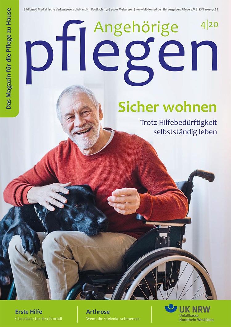 Das Bild zeigt einen älteren Mann mit grauem Haar und Bart, der in einem Rollstuhl sitzt und freundlich lächelt. Er trägt ein rotes Oberteil. Auf seinem Schoß liegt ein schwarzer Hund, den er liebevoll hält. Im Hintergrund steht der Titel des Magazins 'Angehörige pflegen'. Der Text 'Sicher wohnen - Trotz Hilfebedürftigkeit selbstständig leben' ist zu sehen, sowie das Logo der Unfallkasse Nordrhein-Westfalen, die Hinweise zum Arbeitsschutz und zur Prävention gibt.