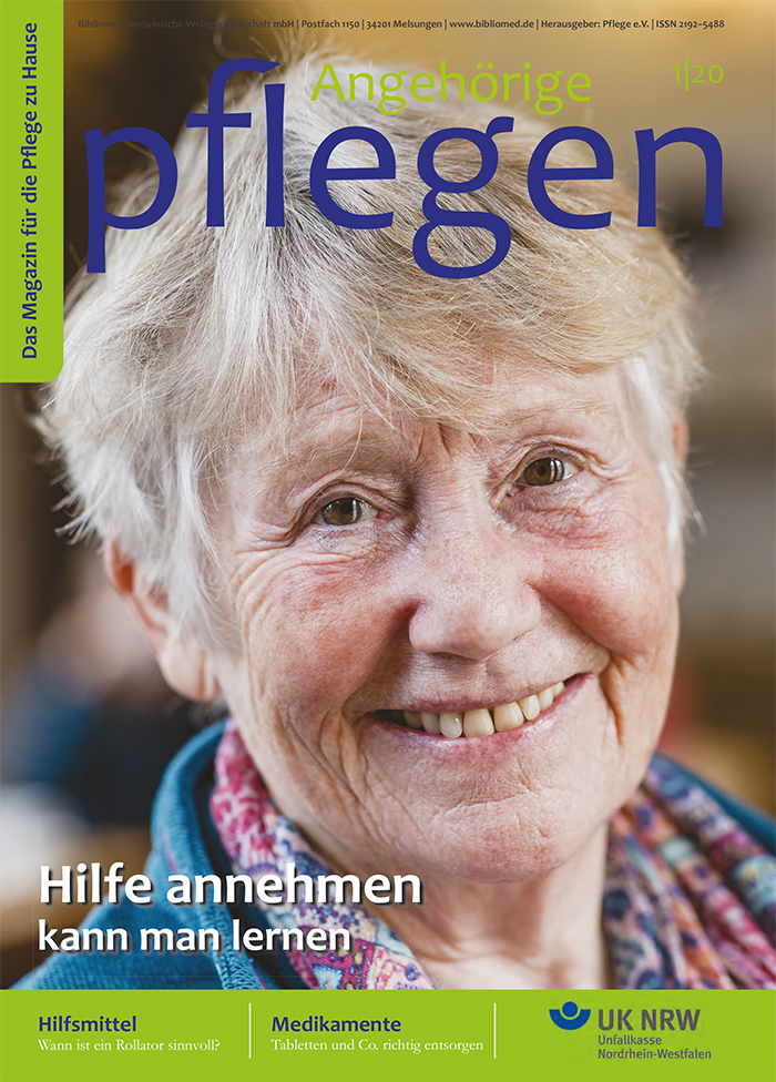 Das Titelblatt zeigt eine lächelnde ältere Frau mit weißen Haaren, die direkt in die Kamera schaut. Oben ist der Schriftzug 'Angehörige pflegen' zu lesen. Unten sieht man den Text 'Hilfe annehmen kann man lernen'. Links am Rand steht 'Das Magazin für die Pflege zu Hause'. Am unteren Rand sind die Themen 'Hilfsmittel', 'Medikamente' und 'Unfallkasse NRW' erwähnt. Das Bild vermittelt das Thema Pflege und Unterstützung in der häuslichen Pflege.
