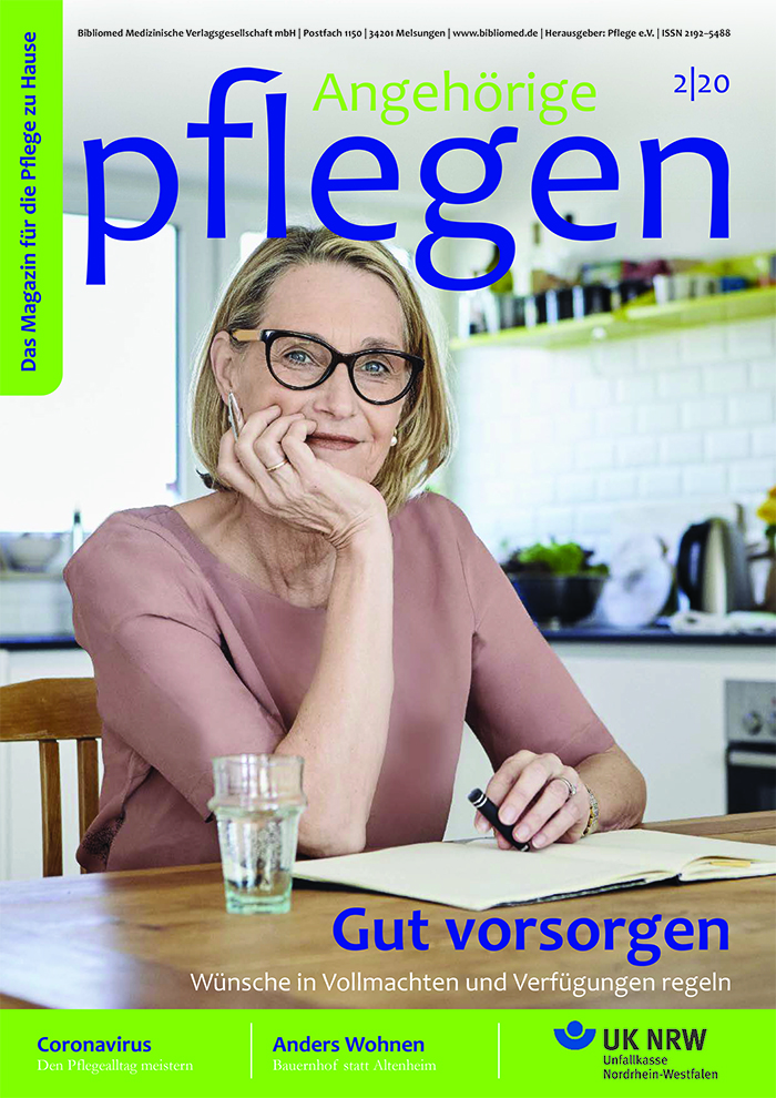 Das Titelbild des Magazins 'Angehörige pflegen' zeigt eine Frau mittleren Alters, die in einer modernen Küche an einem Tisch sitzt. Sie trägt eine Brille und lächelt freundlich, während sie schreibt. Im Hintergrund sind Küchenutensilien und Pflanzen zu sehen. Die Schlagzeile des Magazins 'Gut vorsorgen' hebt hervor, dass das Thema Vorsorge im Fokus der Ausgabe steht. Im Kontext der Unfallkasse NRW könnte der Inhalt auf Arbeitsschutz und Prävention im Pflegebereich hinweisen.