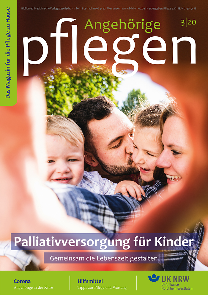 Das Cover des Magazins 'Angehörige pflegen' zeigt eine lächelnde Familie, bestehend aus einem Mann, einer Frau und zwei Kindern. Das Hauptthema der Ausgabe ist 'Palliativversorgung für Kinder'. Oben steht das Magazinmotto 'Das Magazin für die Pflege zu Hause'. Am unteren Rand sind die Logos der Unfallkasse Nordrhein-Westfalen und Hinweise auf Corona und Hilfsmittel zu sehen. Das Bild vermittelt ein Gefühl von Wärme und Nähe, mit Fokus auf den Arbeitsschutz und die Prävention in der häuslichen Pflege.