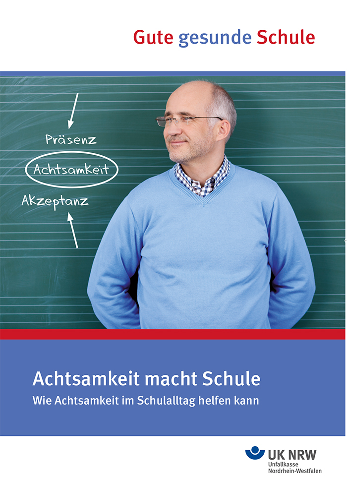 Ein mittelalter Mann mit Brille steht lächelnd vor einer grünen Tafel. Auf der Tafel sind die Worte 'Präsenz', 'Achtsamkeit' und 'Akzeptanz' in Kreide geschrieben, wobei 'Achtsamkeit' in einem Kreis hervorgehoben ist. Oben steht der Slogan 'Gute gesunde Schule'. Unten ist der Text 'Achtsamkeit macht Schule. Wie Achtsamkeit im Schulalltag helfen kann'. Das Logo der Unfallkasse Nordrhein-Westfalen ist am unteren Rand abgebildet.