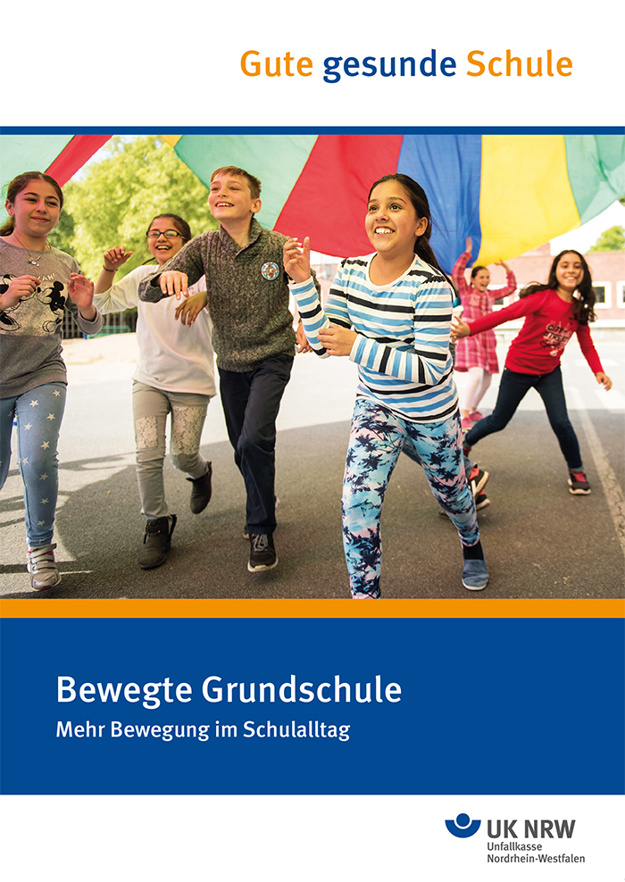 Auf dem Bild sind sechs Kinder zu sehen, die im Freien unter einem großen, bunt gestreiften Tuch hindurchrennen. Die Kinder lachen und wirken fröhlich, während sie gemeinsam spielen. Im Hintergrund sind Bäume und ein weiterer Grasbereich sichtbar, das Wetter scheint freundlich. Das Bild vermittelt eine positive, energiegeladene Atmosphäre und steht im Kontext von Bewegung und Aktivität in der Schule. Oben im Bild steht der Schriftzug 'Gute gesunde Schule' und unten 'Bewegte Grundschule - Mehr Bewegung im Schulalltag', sowie das Logo der Unfallkasse Nordrhein-Westfalen, das die Themen Arbeitsschutz und Prävention betont.