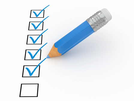 Das Bild zeigt eine vertikale Checkliste mit sechs leeren Kästchen, von denen fünf mit blauen Häkchen markiert sind. Ein blauer Bleistift liegt diagonal über der Liste. Dies symbolisiert die Überprüfung und Erfüllung von Aufgaben oder Kriterien, was im Kontext der Unfallkasse NRW auf Arbeitssicherheit und Prävention hinweisen könnte.