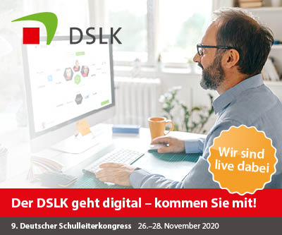 Ein Mann mit Brille und grauem Haar sitzt an einem Schreibtisch und arbeitet konzentriert an einem Computer. Der Bildschirm zeigt eine digitale Kongressplattform. Auf dem Tisch liegen Notizblöcke und ein Stift, daneben steht eine Tasse. Ein großes Fenster im Hintergrund sorgt für natürliches Licht. Im Bild ist ein Logo des DSLK und ein Hinweis auf den digitalen Deutsche Schulleiterkongress vom 26. bis 28. November 2020 zu sehen. Ein gelbes Badge informiert über eine Live-Teilnahmeoption. Der Kontext passt zum Thema Homeoffice und digitaler Arbeit im Bereich Bildung und Prävention. Wichtig für Themen wie Arbeitsschutz und Ergonomie im Homeoffice.