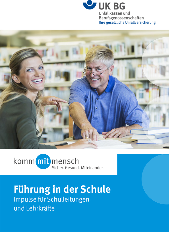 Das Bild zeigt eine lächelnde Frau und einen Mann, die an einem Tisch in einer Bibliothek sitzen. Im Hintergrund sind Bücherregale zu sehen. Oben rechts im Bild befindet sich das Logo der Unfallkasse NRW mit dem Slogan 'Ihre gesetzliche Unfallversicherung'. Unten steht der Text 'Führung in der Schule - Impulse für Schulleitungen und Lehrkräfte'. Die Broschüre scheint sich mit Arbeitsschutz und Prävention in schulischen Einrichtungen zu befassen.