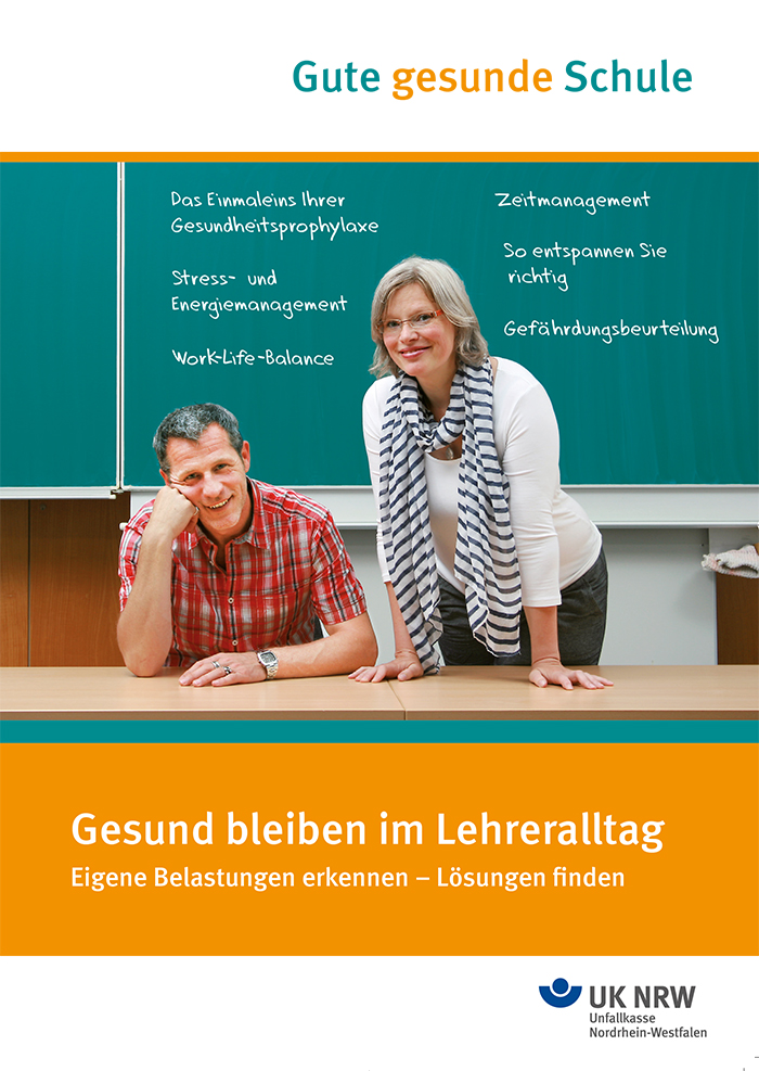 Ein Lehrer und eine Lehrerin stehen lächelnd vor einer Tafel, auf der Begriffe wie Zeitmanagement, Gefährdungsbeurteilung und Stressbewältigung geschrieben sind. Oben ist der Text 'Gute gesunde Schule'. Unten steht: 'Gesund bleiben im Lehreralltag - Eigene Belastungen erkennen – Lösungen finden'. Das Logo der Unfallkasse NRW ist unten rechts sichtbar.