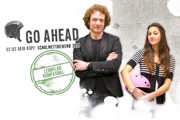 Das Bild zeigt ein Plakat für den Schulwettbewerb 'Go Ahead' 2020 der Unfallkasse NRW. Links steht ein Mann in einem schwarzen Anzug mit verschränkten Armen, rechts daneben eine Frau, die einen pinken Helm hält. Der Hintergrund ist neutral grau. Oben links ist ein stilisiertes Motorradhelm-Logo zu sehen, daneben der Text 'Go Ahead – Es ist dein Kopf. Schulwettbewerb 2020'. Unten links befindet sich ein grüner Stempel mit der Aufschrift 'Lehrplan kompatibel'. Das Plakat ermutigt zur Teilnahme am Wettbewerb, der sich auf Arbeitsschutz und Prävention konzentriert.