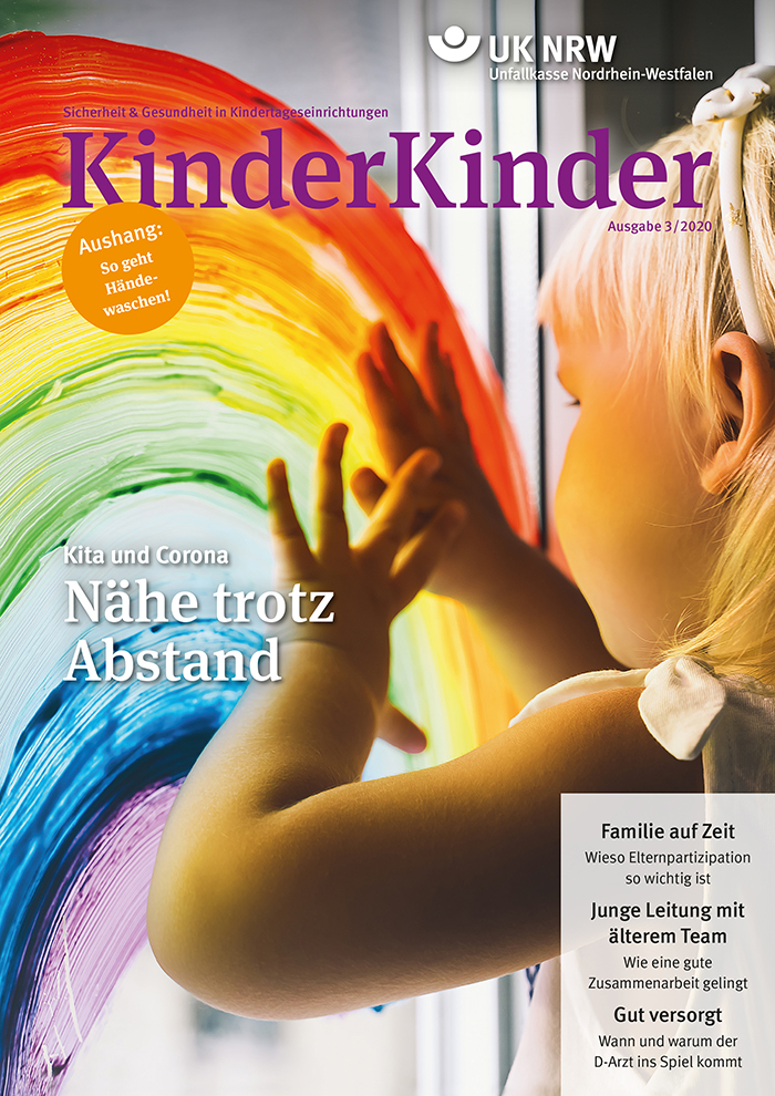 Ein Kind malt mit Fingerfarben einen Regenbogen auf eine Glasoberfläche. Im Hintergrund sind die Worte 'Nähe trotz Abstand' abgebildet. Das Bild erscheint auf dem Titel einer Publikation der Unfallkasse Nordrhein-Westfalen, die sich mit Sicherheit und Gesundheit in Kindertageseinrichtungen beschäftigt. Links sind Themen wie Kita und Corona sowie Familientipps aufgelistet.
