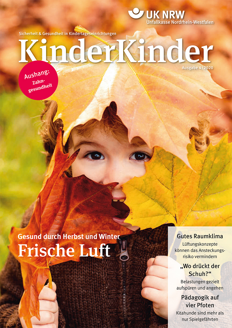 Ein Kind hält bunte Herbstblätter vor das Gesicht und schaut hindurch. Oben links steht 'UK NRW Unfallkasse Nordrhein-Westfalen'. Der Titel 'KinderKinder' ist oben mittig. Unten links steht 'Gesund durch Herbst und Winter Frische Luft'. Unten rechts sind zusätzliche Artikelüberschriften über Raumklima, Infektionsschutz, Ergonomie und Ernährung angezeigt.