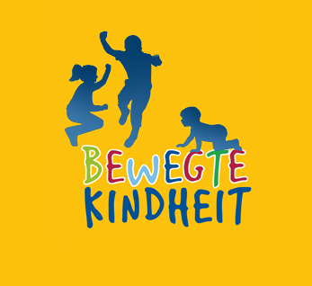 Das Bild zeigt ein Logo auf gelbem Hintergrund. Drei blaue Silhouetten von Kindern in Bewegung: eines springt, eines rennt und eines krabbelt. Darunter steht in bunten Buchstaben 'Bewegte Kindheit'. Dieses Logo könnte im Kontext von Unfallkasse NRW für Arbeitsschutz und Prävention in Bezug auf Kinderaktivitäten stehen.