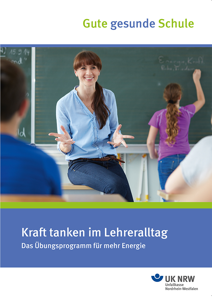 Eine Lehrerin sitzt auf einem Tisch vor einer grünen Tafel und spricht lächelnd zu Schülern, die vor ihr sitzen. Im Hintergrund steht ein Schüler auf und schreibt etwas an die Tafel. Oben im Bild steht 'Gute gesunde Schule', darunter 'Kraft tanken im Lehreralltag - Das Übungsprogramm für mehr Energie'. Das Bild ist Teil einer Kampagne der Unfallkasse NRW zur Förderung von Arbeitsschutz und Prävention im Schulalltag.