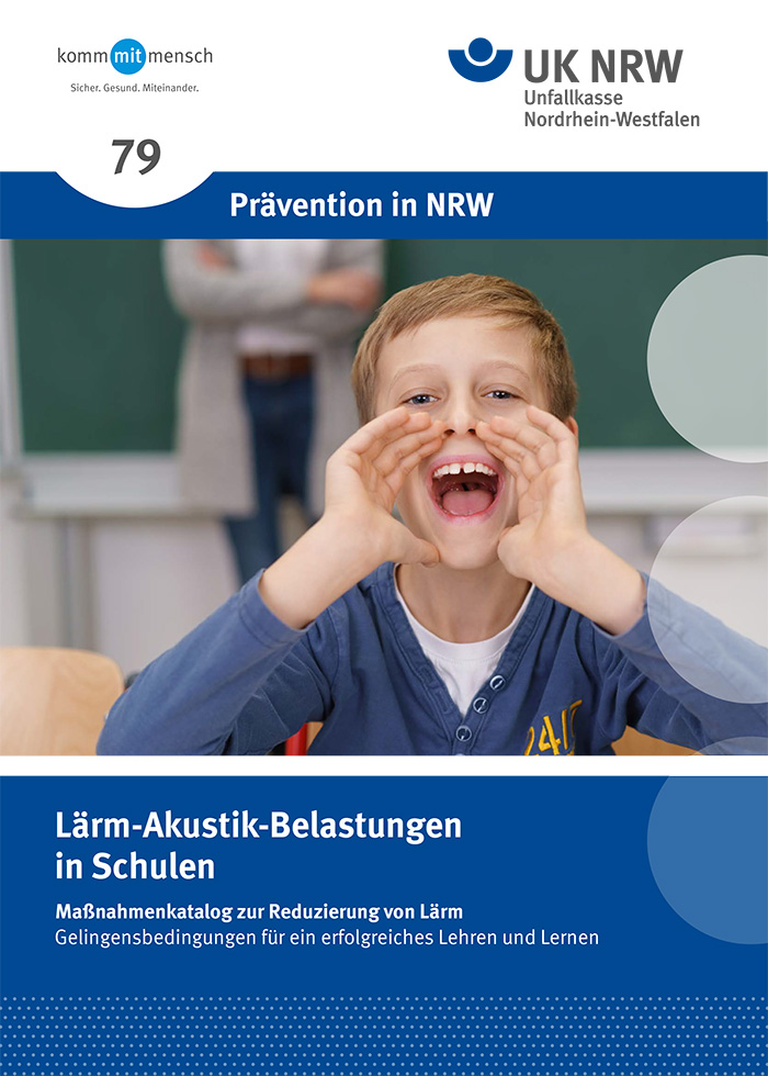 Ein Junge trägt Ohrenschützer in einem Klassenzimmer und hält die Hände an seine Ohren. Oben ist das Logo der Unfallkasse NRW und der Titel 'Prävention in NRW' zu sehen. Der Text darunter bezieht sich auf Maßnahmen zur Reduzierung von Lärmbelastungen in Schulen, um erfolgreiches Lehren und Lernen zu ermöglichen.