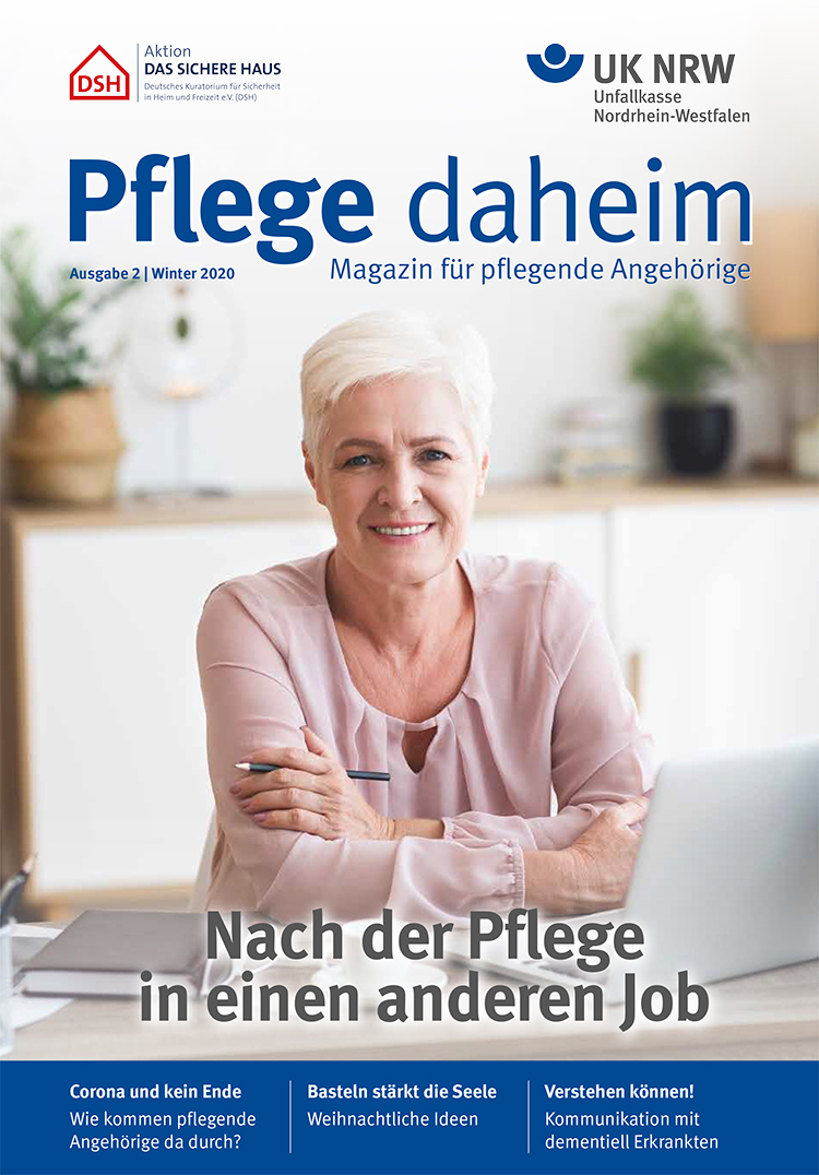 Titelblatt zeigt eine ältere Frau mit kurzen weißen Haaren, die an einem Tisch sitzt und lächelt. Oben links das Logo der Aktion 'Das sichere Haus', oben rechts das Logo der Unfallkasse Nordrhein-Westfalen (UK NRW). Titel der Zeitschrift: 'Pflege daheim – Magazin für pflegende Angehörige'. Unten auf dem Cover Überschriften von Artikeln: 'Nach der Pflege in einen anderen Job', 'Wie kommen pflegende Angehörige da durch?', 'Basteln statt der Seele Weihnachtslichter anzuzünden?' und 'Kennen Sie den? Kommunikation mit demenzielle Erkrankten'. Ausgabe 2, Winter 2020.