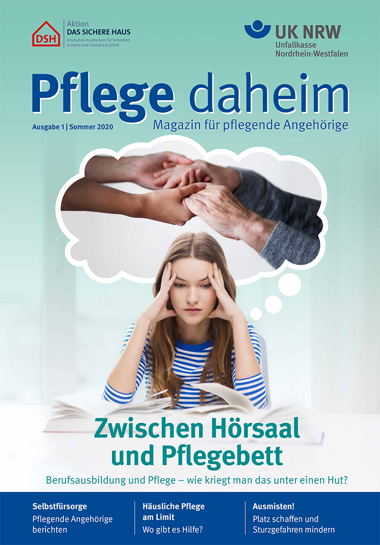 Titelblatt des Magazins 'Pflege daheim' von Sommer 2020. Oben zeigt das Bild zwei Hände, die sich über einem Kopf berühren, symbolisch für Verbindung und Unterstützung. Der Haupttext darunter lautet 'Zwischen Hörsaal und Pflegebett' gefolgt vom Untertitel 'Berufsausbildung und Pflege – wie kriegt man das unter einen Hut?'. Logos von Aktion Das Sichere Haus und Unfallkasse NRW sind oben abgebildet. Das Thema Arbeitsschutz und Prävention wird durch die Arbeit der UK NRW angedeutet.