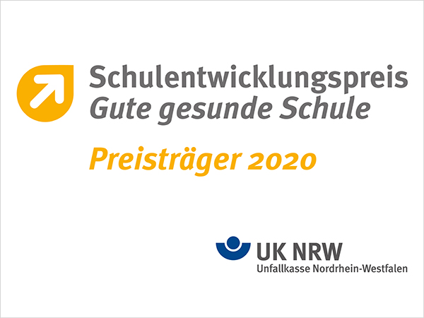 Das Bild zeigt das Logo mit einem gelben Pfeil nach rechts oben, begleitet von dem Text 'Schulentwicklungspreis Gute gesunde Schule' in grauer Schrift. Darunter steht 'Preisträger 2020' in gelber Schrift. Unten rechts befindet sich das Logo der Unfallkasse Nordrhein-Westfalen mit einem blauen Punkt und schwarzem Text. Das Bild vermittelt die Auszeichnung von Schulen für ihren Einsatz im Bereich Arbeits- und Gesundheitsschutz sowie Prävention.