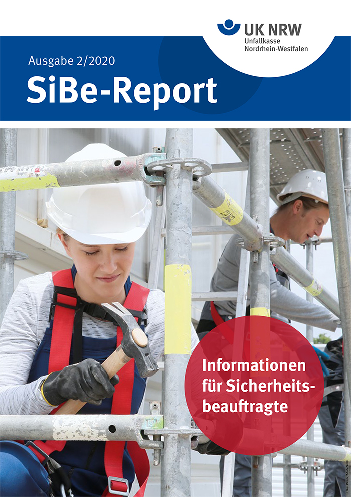 Ein Titelbild einer Broschüre der Unfallkasse NRW zeigt eine Arbeiterin auf einem Baugerüst. Sie trägt einen weißen Schutzhelm und einen Sicherheitsgurt, während sie einen Hammer in der Hand hält. Im Hintergrund ist ein weiteres Gerüst sowie ein Sicherheitsnetz zu sehen. Ein roter Kreis auf dem Bildtext hebt den Satz 'Informationen für Sicherheitsbeauftragte' hervor. Die Szene vermittelt die Wichtigkeit von Sicherheit und Prävention am Arbeitsplatz, insbesondere in der Baubranche.