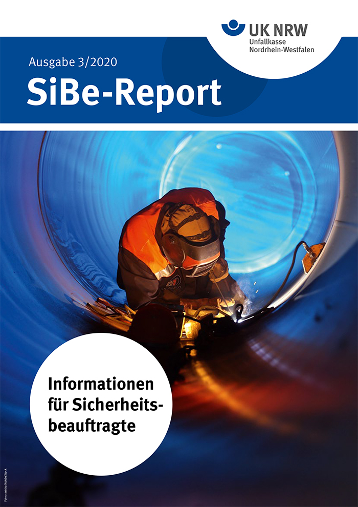 Ein Arbeiter trägt Schutzkleidung und Helm, während er in einem beleuchteten Tunnel arbeitet. Die Szene ist auf dem Titelblatt des SiBe-Reports, Ausgabe 3/2020 der Unfallkasse Nordrhein-Westfalen zu sehen. Oben rechts das Logo der UK NRW. Im Vordergrund befindet sich ein Hinweis auf Informationen für Sicherheitsbeauftragte. Der Kontext bezieht sich auf Arbeitsschutz und Prävention.
