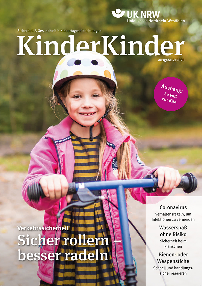 Das Foto zeigt ein junges Mädchen, das einen Helm trägt und einen Roller hält. Sie lächelt in die Kamera. Im Hintergrund ist unscharf Natur zu sehen. Oben im Bild ist der Titel 'KinderKinder' mit dem Logo der Unfallkasse Nordrhein-Westfalen. Der Text 'Verkehrssicherheit: Sicher rollern, besser radeln' verdeutlicht das Thema der Verkehrssicherheit für Kinder. Weitere Themen auf dem Magazin sind richtiger Umgang mit Corona, Wasserspaß und Wespenstiche. Der Kontext weist auf Präventionsmaßnahmen hin, die für Kindertageseinrichtungen relevant sind.