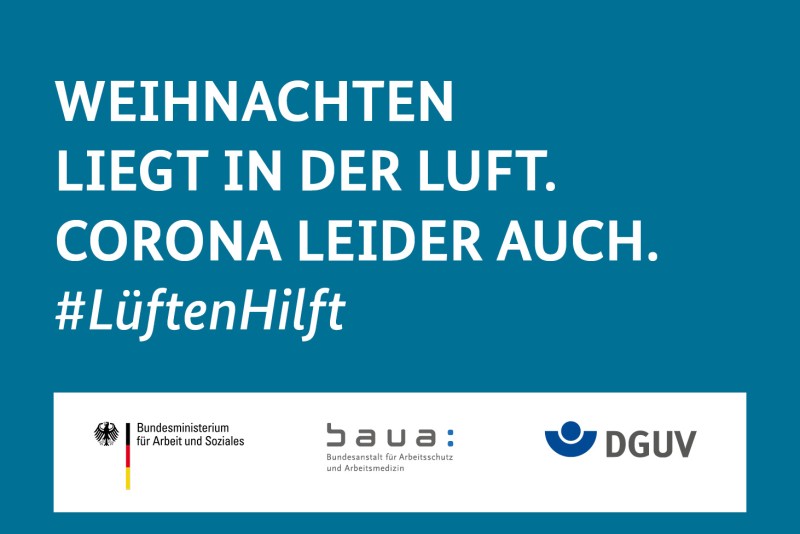 Ein Plakat in weißer Schrift auf blauer Hintergrundfarbe mit dem Text: 'WEIHNACHTEN LIEGT IN DER LUFT. CORONA LEIDER AUCH. #LüftenHilft'. Darunter sind die Logos des Bundesministeriums für Arbeit und Soziales, der Bundesanstalt für Arbeitsschutz und Arbeitsmedizin (baua) sowie der Deutschen Gesetzlichen Unfallversicherung (DGUV) abgebildet. Das Plakat hebt die Bedeutung des Lüftens als Präventivmaßnahme zur Verringerung der Corona-Ansteckungsgefahr hervor, insbesondere in der Weihnachtszeit.