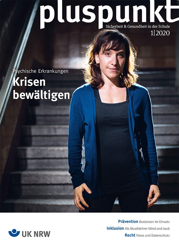 Das Cover des Magazins pluspunkt mit einer Frau, die in einem beleuchteten Flur steht. Sie trägt dunkle Kleidung und schaut mit ernstem Gesichtsausdruck in die Kamera. Der Hintergrund ist unscharf, wodurch die Frau im Vordergrund hervorgehoben wird. Rechts oben steht 'Sicherheit & Gesundheit in der Schule 1|2020', links der Schriftzug 'Psychische Erkrankungen - Krisen bewältigen'. Unten links ist das Logo der Unfallkasse NRW zu sehen, daneben Themen: Prävention, Inklusion, Recht.