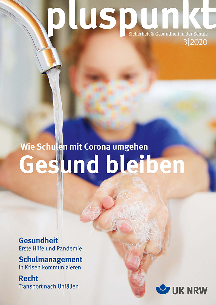 Das Cover des Magazins 'pluspunkt' zeigt ein Kind, das sich die Hände wäscht. Es trägt eine bunte Gesichtsmaske. Der Fokus liegt auf den schäumenden Händen unter fließendem Wasser. Überschrift: 'Wie Schulen mit Corona umgehen - Gesund bleiben'. Themen des Magazins umfassen Gesundheit, Krisenkommunikation im Schulmanagement und Recht in Bezug auf Unfallschutz. Erschienen 3/2020, Veröffentlichung durch Unfallkasse NRW.