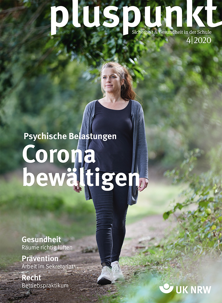 Das Magazincover zeigt eine Frau, die in einem grünen, bewaldeten Außenbereich spazieren geht. Auf dem Cover steht der Titel 'Psychische Belastungen Corona bewältigen', mit einem Fokus auf Themen wie Gesundheit, Prävention und Recht. Die Ausgabe 4/2020 der Zeitschrift 'pluspunkt' widmet sich dem Arbeitsschutz und der Gesundheit in Schulen, veröffentlicht von der Unfallkasse NRW.