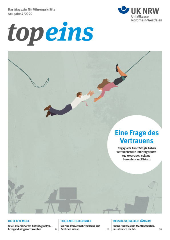 Ein Mann hält eine Frau, während sie beide in einer dynamischen Pose über einer Lücke schweben. Dies symbolisiert Vertrauen und Zusammenarbeit. Im Hintergrund ist der Titel 'Eine Frage des Vertrauens' zu lesen. Das Magazin-Layout zeigt den Titel 'top eins', Ausgabe 4/2020, von der Unfallkasse NRW. Thematisch geht es um Arbeitsschutz, Prävention und vertrauensvolle Führungsstile.