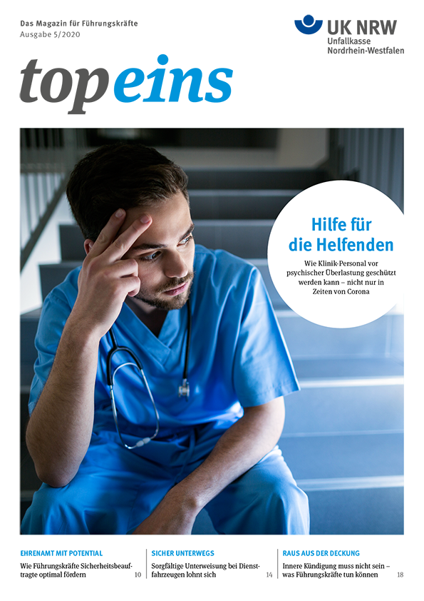 Das Cover des Magazins 'topeins' zeigt eine nachdenkliche Person in Klinikarbeitskleidung, die in einem Treppenhaus sitzt und ihren Kopf auf eine Hand stützt. Der Text auf dem Cover thematisiert den Schutz von Klinikpersonal vor psychischer Überlastung in Zeiten von Corona. Oben rechts befindet sich das Logo der Unfallkasse Nordrhein-Westfalen. Der Kontext des Magazins liegt auf Arbeitsschutz und Prävention für Führungskräfte. Weitere Artikelhinweise am unteren Rand thematisieren ehrenamtliches Engagement und den Schutz vor rechtlichen Konsequenzen.