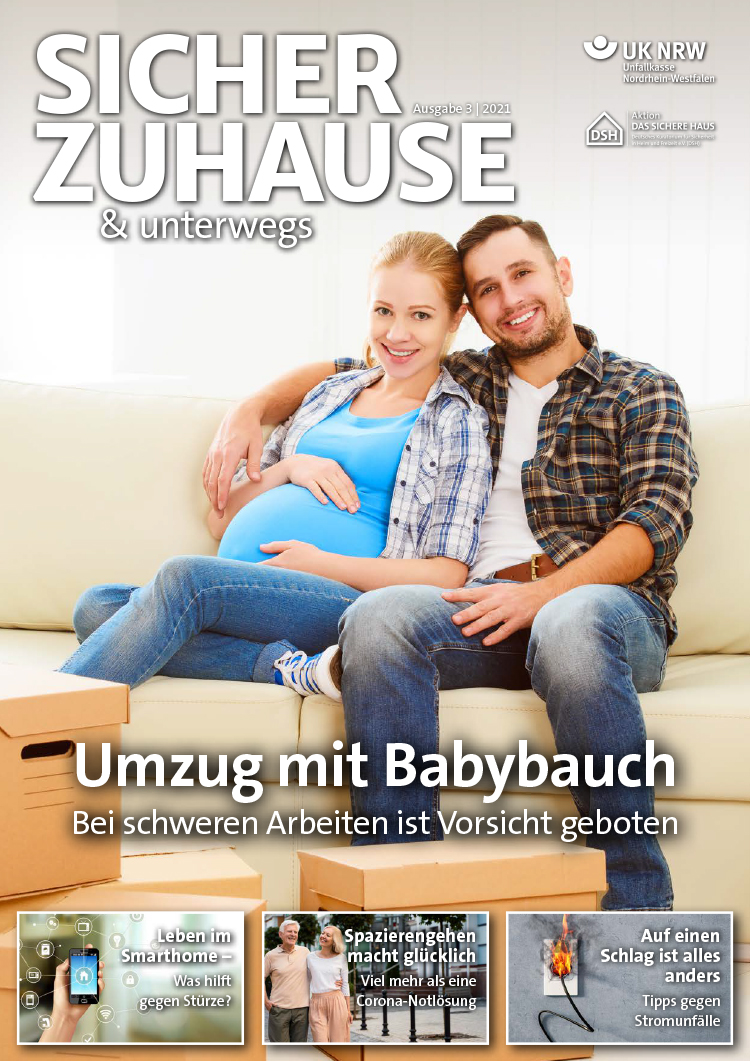 Ein Mann und eine schwangere Frau sitzen lächelnd auf einem Sofa. Die Zeitschrift 'Sicher Zuhause & unterwegs' zeigt auf ihrem Cover eine Überschrift 'Umzug mit Babybauch - Bei schweren Arbeiten ist Vorsicht geboten', veröffentlicht von der Unfallkasse NRW. Auf dem Cover sind auch Themen wie der sichere Umgang mit Smartphones und Prävention gegen Schlaganfälle zu sehen. Das Bild betont die Wichtigkeit von Sicherheit und Prävention, besonders im Kontext von Schwangerschaft und Arbeitsschutz.
