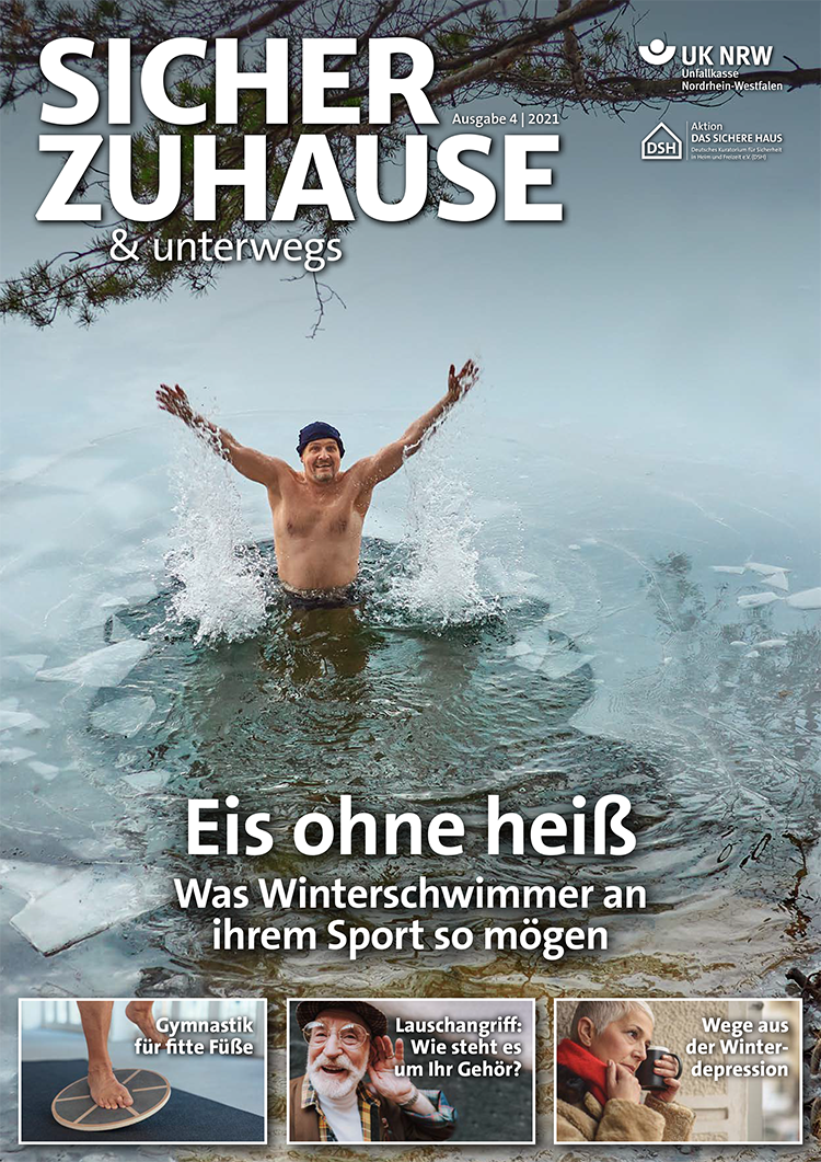 Ein älterer Mann steht bis zur Hüfte in einem gefrorenen See und hebt die Arme triumphierend in die Luft. Um ihn herum sind Eisflächen sichtbar. Der Himmel ist grau und bedeckt. Im oberen Bereich des Bildes steht in großen Buchstaben 'Sicher Zuhause & unterwegs'. Unten ist der Slogan 'Eis ohne heiß - Was Winterschwimmer an ihrem Sport so mögen' zu lesen. Das Bild vermittelt ein Gefühl von Abenteuer und Kälte, passt in den Kontext von Sicherheit und Prävention der Unfallkasse NRW.