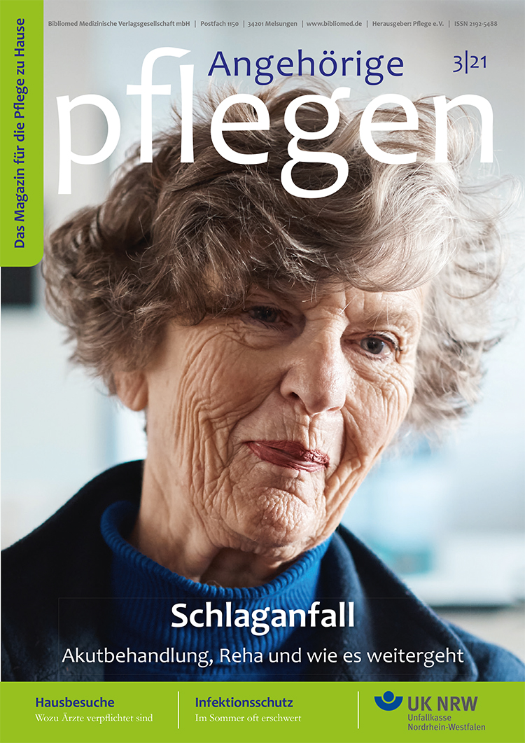Das Titelbild des Magazins 'Angehörige pflegen' zeigt eine ältere Frau mit ernstem Gesichtsausdruck. Oben im Bild steht der Magazinname, darunter die Informationen zur Ausgabe 3/21. Der blaue Schriftzug thematisiert 'Schlaganfall - Akutbehandlung, Reha und wie es weitergeht'. Unten rechts befindet sich das Logo der Unfallkasse Nordrhein-Westfalen. Das Magazin bietet Informationen zu Arbeitsschutz und Prävention mit Fokus auf häusliche Pflege.