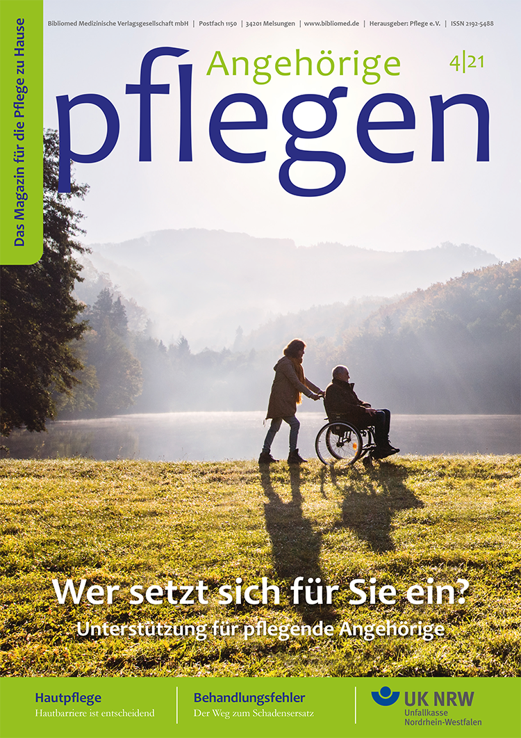 Eine Frau schiebt eine ältere Person im Rollstuhl auf einem Weg in einer herbstlichen Landschaft. Die Szene befindet sich auf dem Titelblatt des Magazins 'Angehörige pflegen', Ausgabe 4/21. Im unteren Bereich stehen Texte: 'Wer setzt sich für Sie ein? Unterstützung für pflegende Angehörige'. Das Logo der Unfallkasse Nordrhein-Westfalen ist sichtbar, was auf Arbeitsschutz und Prävention im häuslichen Umfeld hindeutet.