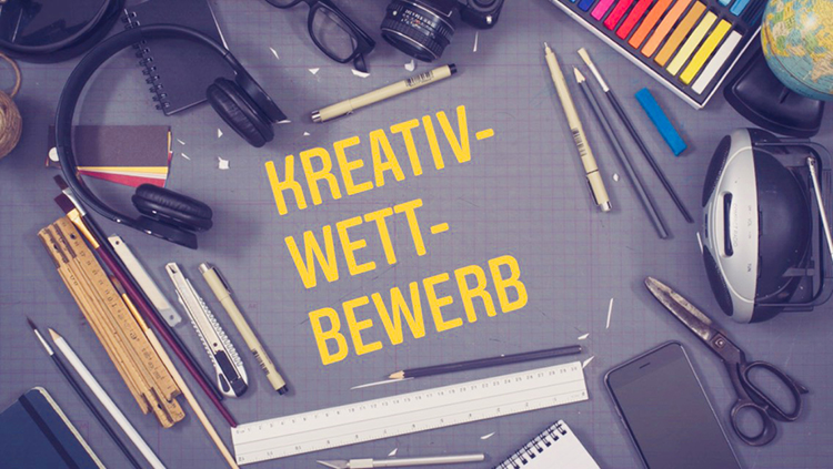 Das Bild zeigt eine Vielzahl von Büromaterialien wie Stifte, Notizbücher, Kopfhörer, Kamera und Farbstifte, die auf einem grauen Tisch arrangiert sind. In der Mitte steht in gelben Buchstaben der Schriftzug 'Kreativ-Wettbewerb'. Die Anordnung der Objekte symbolisiert Kreativität und Organisation, was auf den Kontext von Arbeitsschutz und Prävention durch die Unfallkasse NRW hinweist. Ziel ist es, die Bedeutung von Sicherheit und Innovation am Arbeitsplatz hervorzuheben.