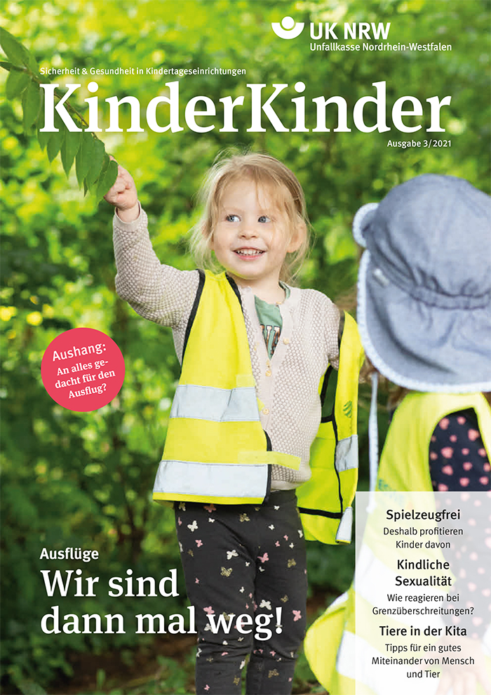 Ein fröhliches Kind trägt eine leuchtend gelbe Warnweste und zeigt lächelnd auf etwas außerhalb des Bildes. Weitere Kinder im Hintergrund tragen ebenfalls Warnwesten. Das Titelbild der Zeitschrift 'KinderKinder' der Unfallkasse NRW thematisiert Sicherheit und Gesundheit in Kindertageseinrichtungen mit Schwerpunkt auf Ausflüge. Text auf der Titelseite betont die Wichtigkeit von Sicherheitsmaßnahmen bei Ausflügen.