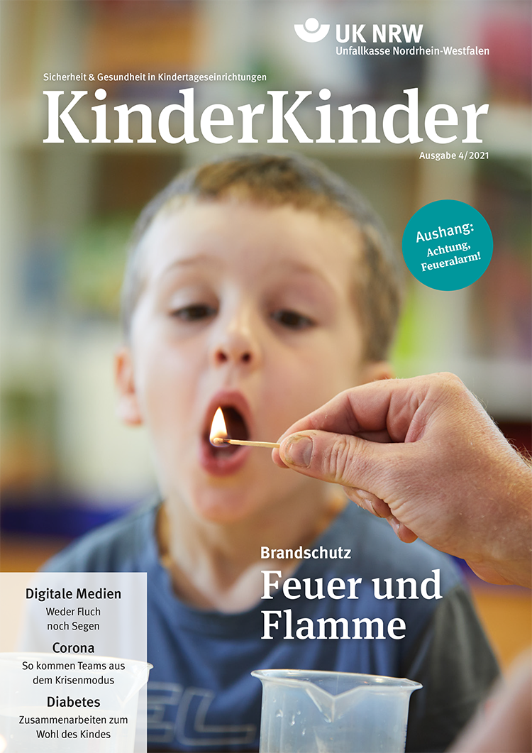 Titelbild des 'KinderKinder' Magazins der Unfallkasse NRW, Ausgabe 4/2021. Ein neugieriger Junge bläst eine Kerze in einem Labor-Setting aus. Im Hintergrund ist ein verschwommener Raum zu sehen. Der Text informiert über die Themen Brandschutz, digitale Medien, Corona, und Diabetes im Kontext von Sicherheit und Gesundheit in Kindertageseinrichtungen. Ein runder Hinweismarks auf das Thema 'Achtung: Feueralarm!'.