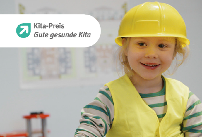 Kind mit Bauhelm und Warnweste in einer Kita.