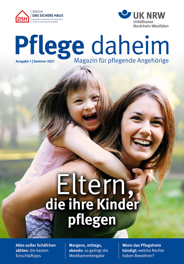 Das Titelbild des Magazins 'Pflege daheim', Ausgabe 1, Sommer 2021, zeigt eine fröhliche Mutter mit ihrem Kind in einem Garten. Das Kind umarmt die Mutter von hinten. Oben links sind Logos der Aktion DAS SICHERE HAUS und der Unfallkasse NRW zu sehen. Der Titel des Magazins lautet 'Eltern, die ihre Kinder pflegen'. Unten finden sich Themenankündigungen wie Medikamentengabe, Einschlafhilfe und Rechte von Pflegeheimbewohnern.