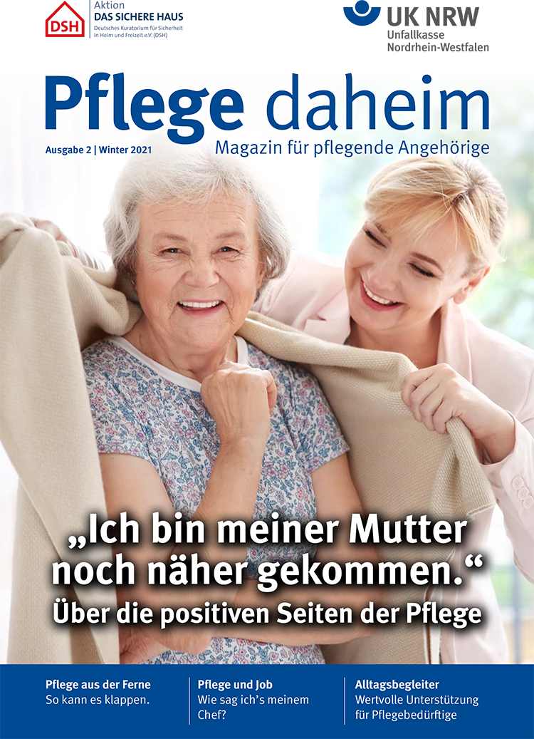Auf dem Titelbild des Magazins 'Pflege daheim' steht eine ältere Frau, die von einer jüngeren Frau liebevoll mit einem Schal umhüllt wird. Beide lächeln in die Kamera. Oben steht der Titel des Magazins neben einer stilisierten, blau-grünen Wolke. Im unteren Bereich befindet sich ein Zitat: 'Ich bin meiner Mutter noch näher gekommen.' Darunter der Satz: 'Über die positiven Seiten der Pflege'. Unten sind drei Themenbereiche hervorgehoben: Pflege aus der Ferne, Pflege und Job sowie Alltagsbegleiter für pflegende Angehörige.