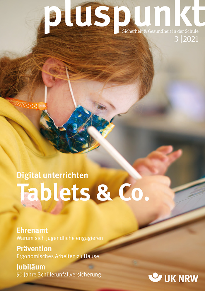 Ein Mädchen mit Maske sitzt an einem Schreibtisch und nutzt ein Tablet. Auf dem Titelbild der Zeitschrift pluspunkt (Ausgabe 3/2021) steht 'Digital unterrichten Tablets & Co.'. Weitere Schlagworte auf dem Cover sind 'Ehrenamt', 'Prävention', und 'Jubiläum'. Das Thema passt zum Schwerpunkt Arbeitsschutz und Prävention in der Schule, herausgegeben von der Unfallkasse NRW.