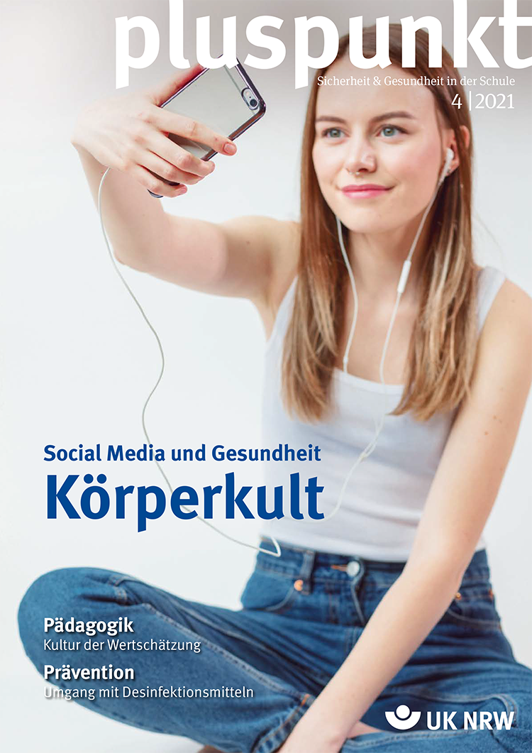 Das Cover zeigt eine junge Frau, die ein Selfie mit einem Smartphone aufnimmt. Sie trägt weiße Kopfhörer, ein weißes T-Shirt und blaue Jeans. Im Hintergrund ist der Titel des Magazins 'pluspunkt' zu sehen, zusammen mit den Themen 'Social Media und Gesundheit', 'Körperkult', sowie 'Pädagogik' und 'Prävention'. Es geht um Sicherheit und Gesundheit in der Schule. Die Ausgabe ist von 4/2021 von der Unfallkasse NRW.