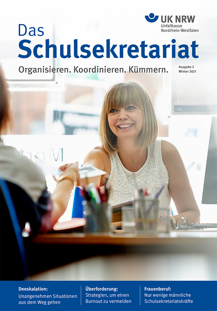 Titelblatt der Zeitschrift 'Das Schulsekretariat', herausgegeben von der Unfallkasse Nordrhein-Westfalen. Eine Frau, möglicherweise eine Schulsekretärin, sitzt an einem Schreibtisch und schüttelt jemandem die Hand. Auf dem Tisch stehen Büromaterialien. Der Haupttitel lautet 'Organisieren. Koordinieren. Kümmern.'. Im unteren Bereich werden Artikel zu Deeskalation, Burnout-Vermeidung und Frauenquote angekündigt.