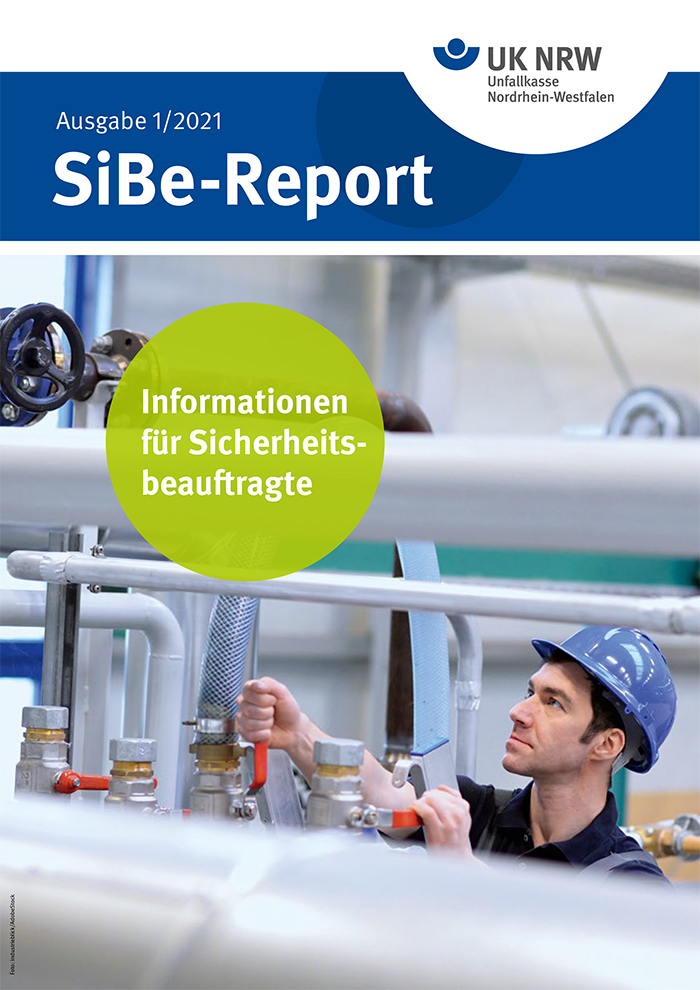 Das Bild zeigt eine männliche Person in Schutzausrüstung, einschließlich eines blauen Helms, in einer industriellen Umgebung. Er inspiziert komplexe Rohrleitungssysteme und verbindet Schläuche. Im Hintergrund sind weitere technische Anlagen sichtbar. Oben befindet sich der Text 'Ausgabe 1/2021, UK NRW, Unfallkasse Nordrhein-Westfalen'. Darunter steht in einem gelben Kreis 'Informationen für Sicherheitsbeauftragte'. Der Kontext des Bildes betont die Bedeutung von Arbeitsschutz und Prävention in der Arbeitsumgebung.