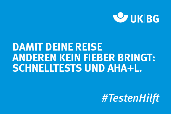 Das Bild zeigt einen blauen Hintergrund mit dem Logo der Unfallkasse NRW oben rechts. Der weiße Text lautet: 'DAMIT DEINE REISE ANDEREN KEIN FIEBER BRINGT: SCHNELLTESTS UND AHA+L.' Darunter steht der Hashtag #TestenHilft. Die Botschaft fördert den Einsatz von Schnelltests und die Beachtung der AHA+L-Regeln zur Prävention von Erkrankungen.