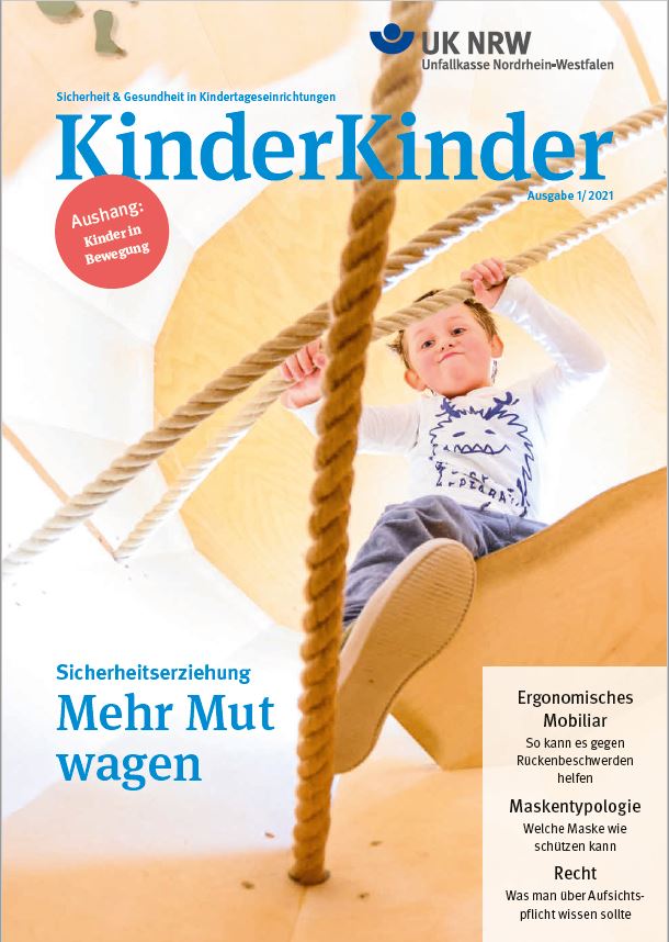 Titelblatt der Zeitschrift 'KinderKinder' der Unfallkasse NRW, Ausgabe 1/2021. Ein Kind klettert auf einem Seilkonstrukt in einer Kita. Oben rechts das Logo der UK NRW, Thema des Titelblatts: 'Mehr Mut wagen' in der Sicherheits- und Gesundheitserziehung. Zusätzliche Hinweise: ergonomisches Mobiliar, Maskentypologie und rechtliche Informationen zu Aufsichtspflichten. Kontext: Arbeitsschutz und Prävention in Kindertagesstätten.
