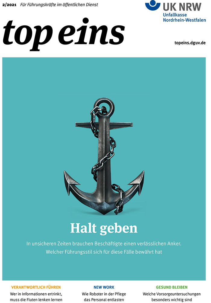 Das Titelblatt der Zeitschrift 'top eins' Ausgabe 2/2021 zeigt einen metallenen Anker vor hellblauem Hintergrund. Oben steht 'Für Führungskräfte im öffentlichen Dienst' und das Logo der Unfallkasse Nordrhein-Westfalen. Im Zentrum der Seite steht groß 'Halt geben'. Darunter der Text: 'In unsicheren Zeiten brauchen Beschäftigte einen verlässlichen Anker. Welcher Führungsstil sich für diese Fälle bewährt hat'. Unten sind drei Themen erwähnt: Verantwortlich führen, Neue Arbeit, Gesund bleiben. Die Themenschwerpunkte weisen auf Informationen und Strategien im Bereich Arbeitsschutz und Prävention hin.