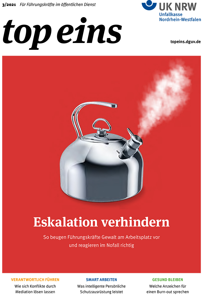 Titelseite der Zeitschrift 'top eins' mit einer Illustration eines dampfenden Wasserkessels. Der Haupttext lautet: 'Eskalation verhindern - So beugen Führungskräfte Gewalt am Arbeitsplatz vor und reagieren im Notfall richtig'. Oben rechts befinden sich Logo und Name der Unfallkasse Nordrhein-Westfalen. Themen wie verantwortungsvolles Führen und Gesundheitsprävention werden erwähnt.