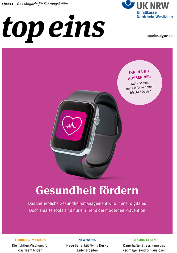 Das Titelblatt des Magazins 'top eins' für Führungskräfte. Oben links steht '1/2021' und rechts oben ist das Logo der Unfallkasse Nordrhein-Westfalen zu sehen. Zentral auf dem Cover ist eine Smartwatch mit einem pinken Display und einem Herzsymbol zu sehen, was die Förderung der Gesundheit im Fokus hat. Darunter steht 'Gesundheit fördern - Das Betriebliche Gesundheitsmanagement wird immer digitaler. Doch smarte Tools sind nur ein Trend der modernen Prävention'. Am unteren Rand sind Artikel-Themen wie 'Führung im Fokus', 'Selbsttest: Mit Flying Geese ans Ziel' und 'Der Pflegebereich aus dem Reizthema systemrelevant' aufgeführt.